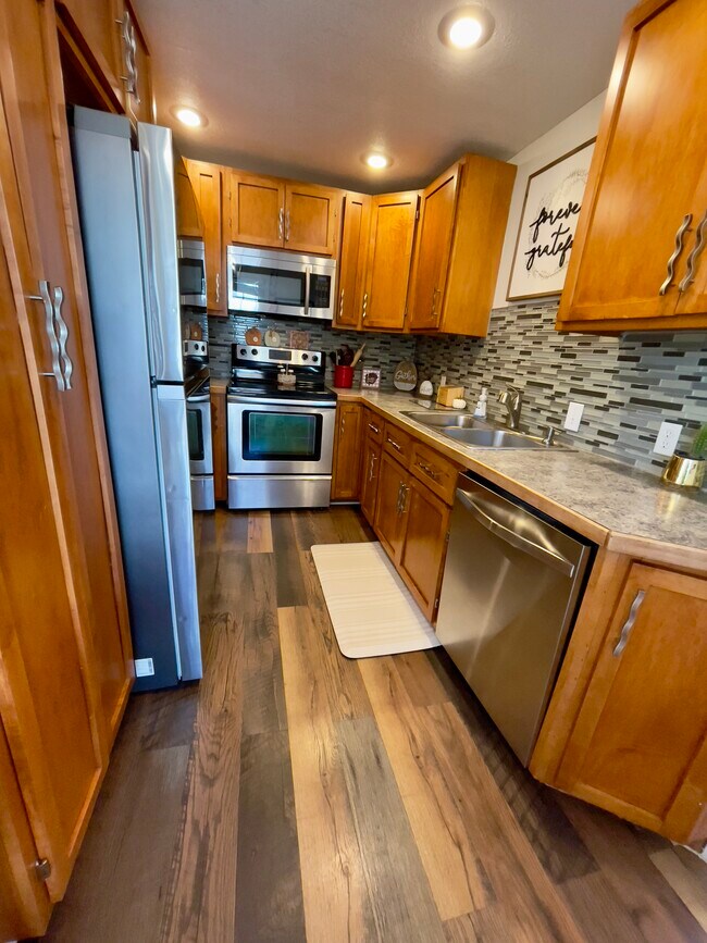 Building Photo - 1218 W 25th St S