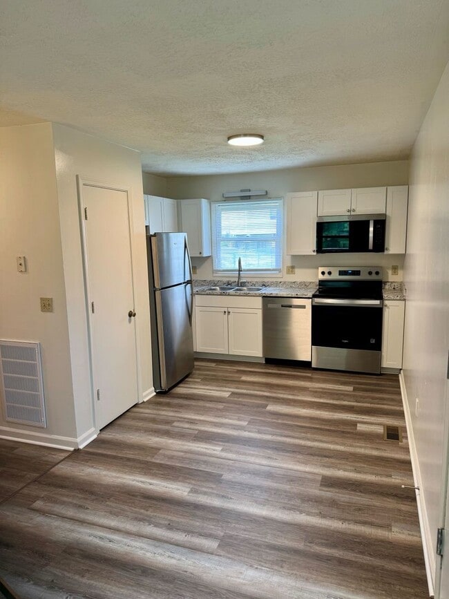 Building Photo - Fully Updated Duplex in Blacksburg