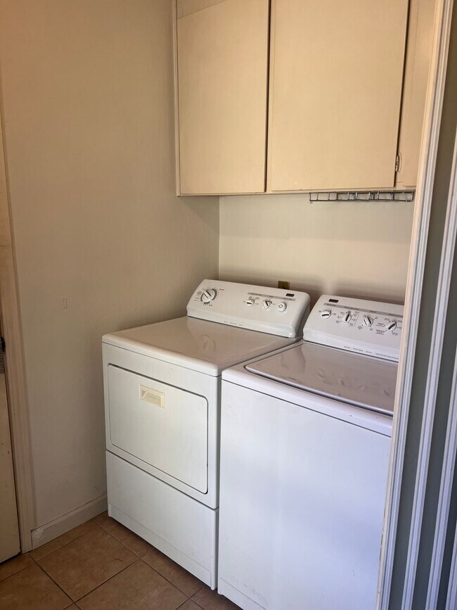 Building Photo - Spacious 2 Bedroom with Attached Garage Cl...