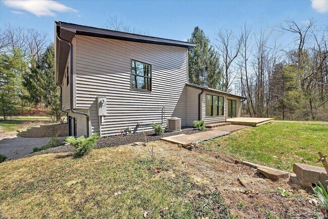 Building Photo - 4620 S Woodbine Dr