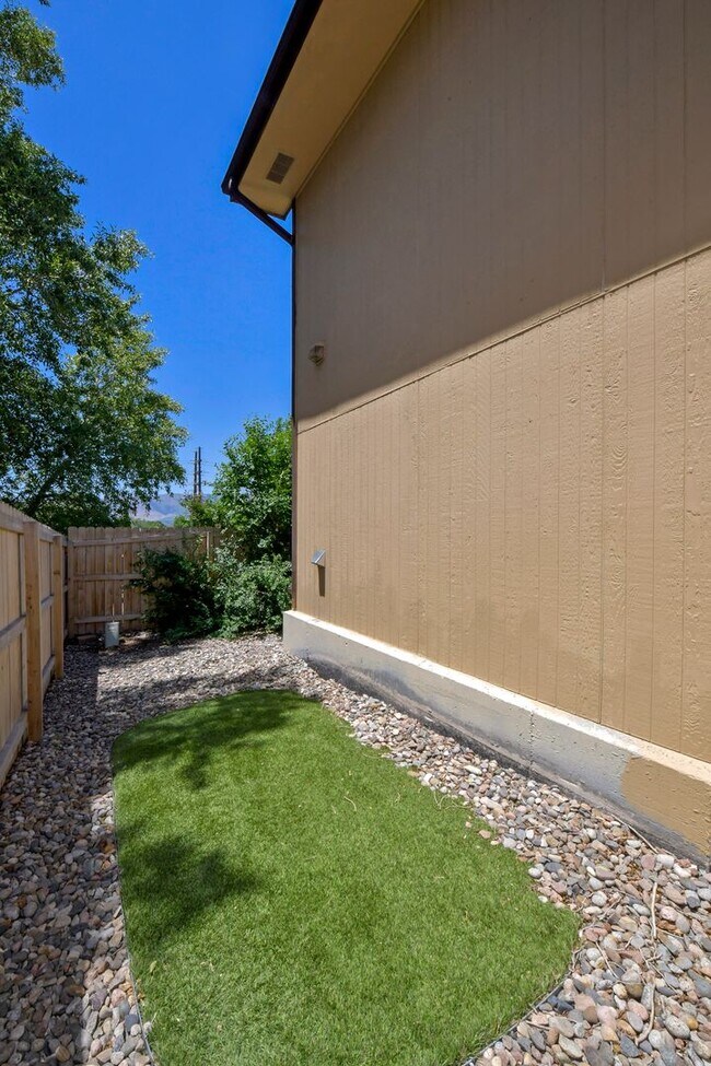 Building Photo - 6702 Dublin Loop W