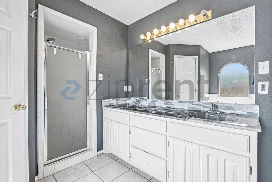 Building Photo - Unit