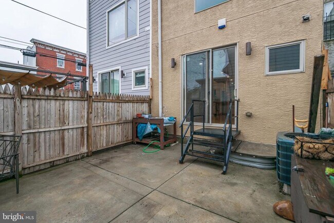 Building Photo - 2027 E Huntingdon St