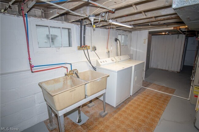 Building Photo - 84 Thames Ave