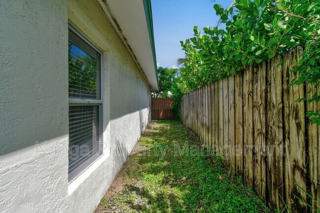 Building Photo - 244 Greymon Dr
