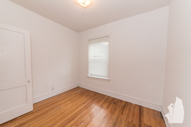 Building Photo - 3830 N Sheffield Ave