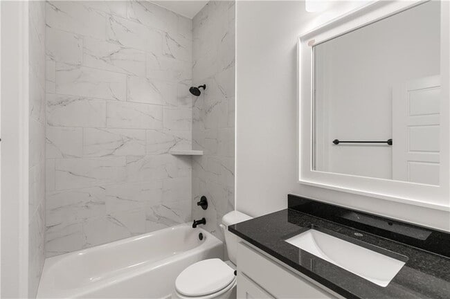 Building Photo - 1600 SW Montrose Ave