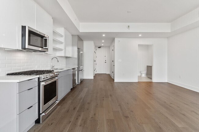 Building Photo - Studio Apartment in West Midtown!