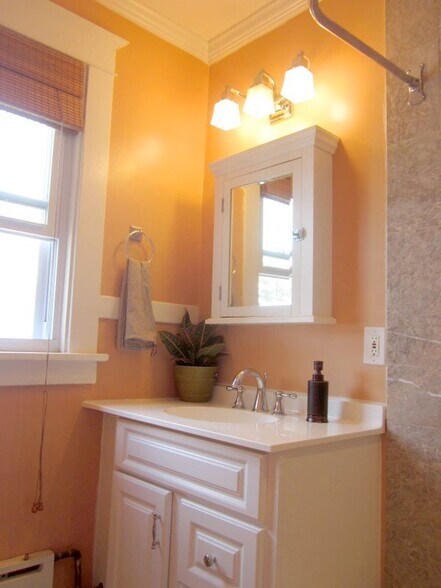 Building Photo - 27 Oakwood St