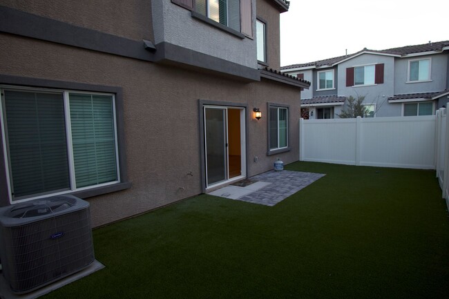 Building Photo - Spacious 2 Story Townhome!