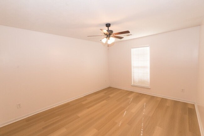 Building Photo - Charming 3-Bedroom, 2-Bath Home with Vault...