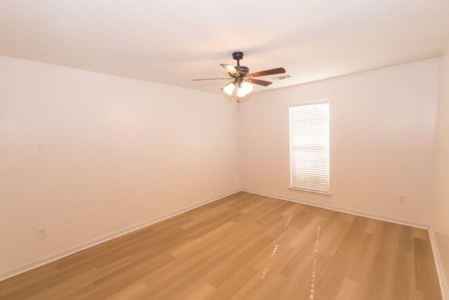 Building Photo - Charming 3-Bedroom, 2-Bath Home with Vaulted Ceilings and Open Floor Plan!
