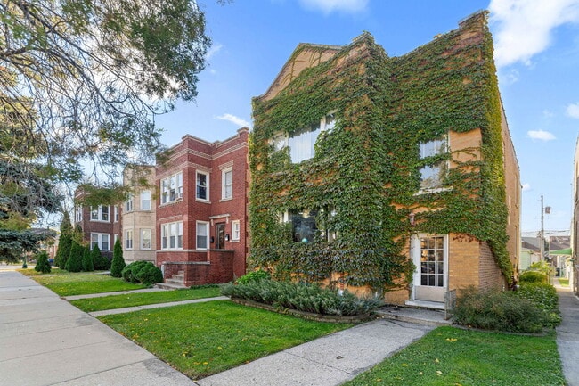 Building Photo - 6011 W Dakin St