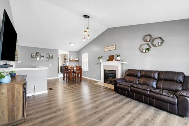 Building Photo - 3 Bedroom house with Finished Basement - Available August 2026