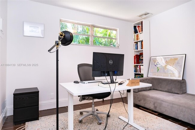 Building Photo - 1529 Bayview Dr