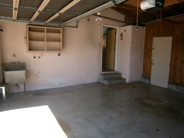 Building Photo - 3 Bedrooms/2 Bathrooms Single Story Home i...