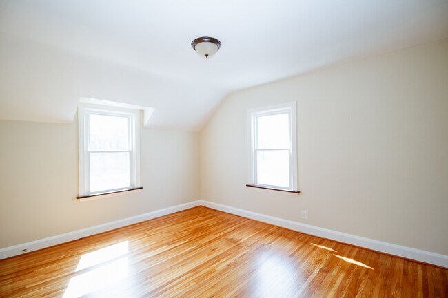 Building Photo - 2032 Glencove Dr