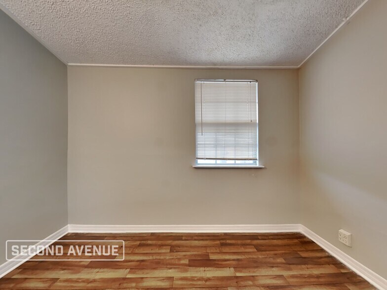 Building Photo - 3815 Rendale Dr N