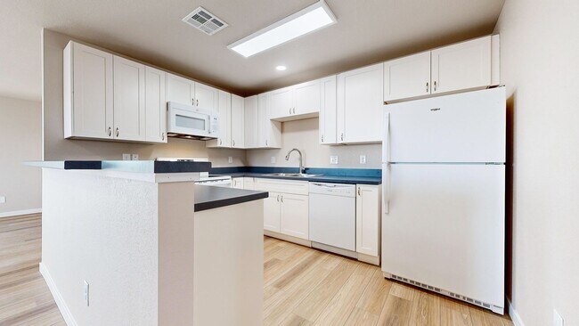 Building Photo - 2 Bed / 2 Bath Newly Renovated Apartment | Walkable Amenities in SW Loveland
