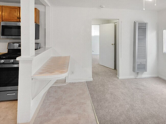 Building Photo - 698 Brockhurst St