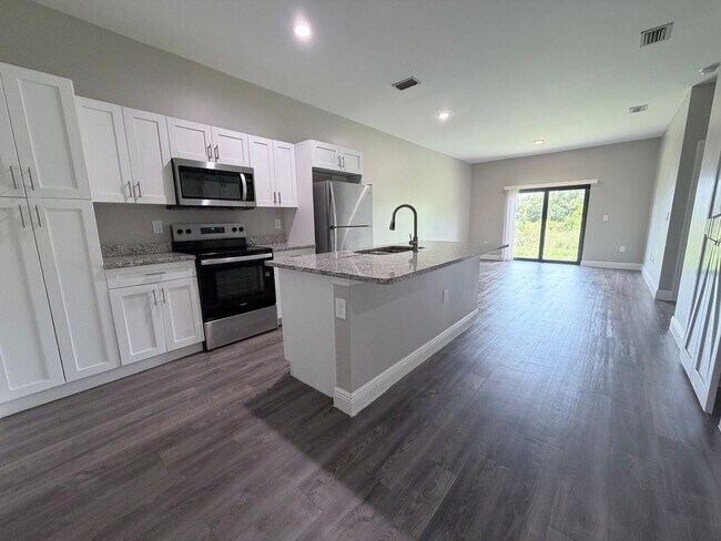 Building Photo - $200 off 2nd months rent! Like New 2 Bedroom 2 Bath w/ den and garage!