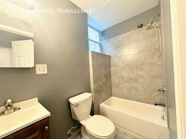 Building Photo - Stunning 2BR/1BA Apt in the Heart of South...