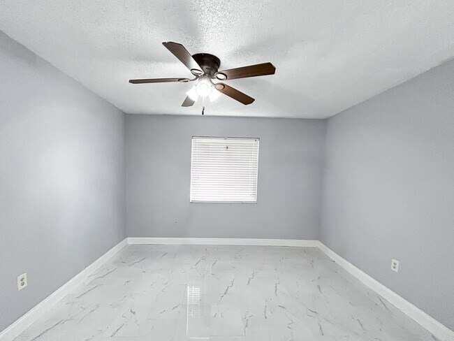 Building Photo - Beautifull 2-Bedroom End-Unit Villa in Palm Harbor!