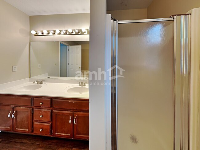 Building Photo - 214 St Lukes Ln