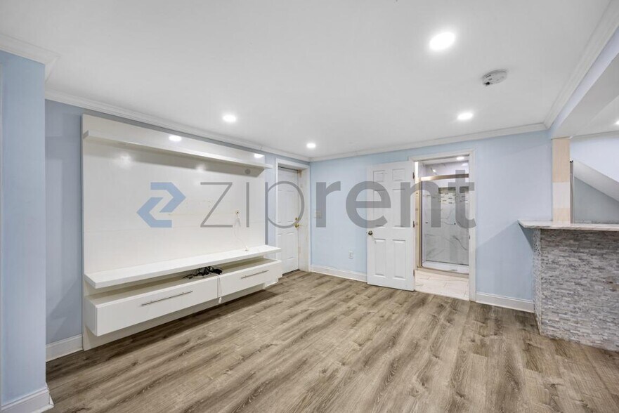 Building Photo - Unit A