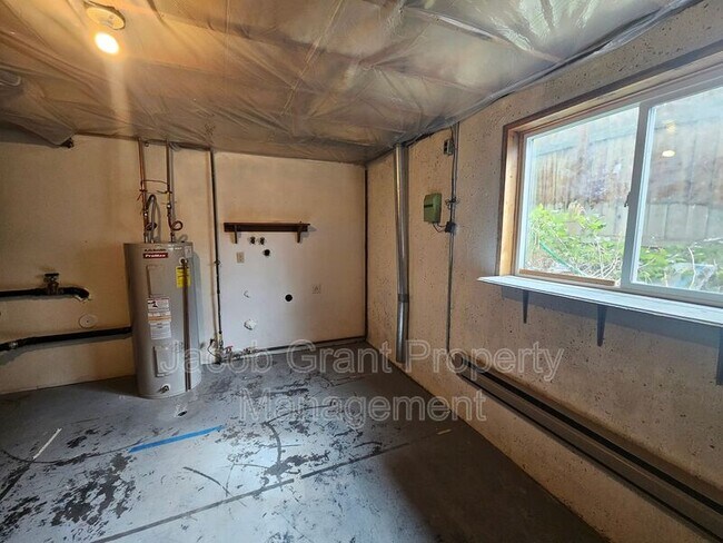 Building Photo - 360 N Fanning Ave