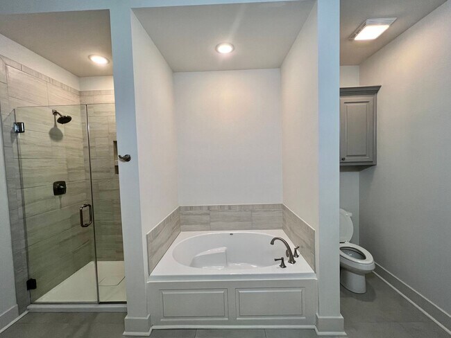 Building Photo - Spacious Two Bedroom Townhouse off Jefferson Hwy
