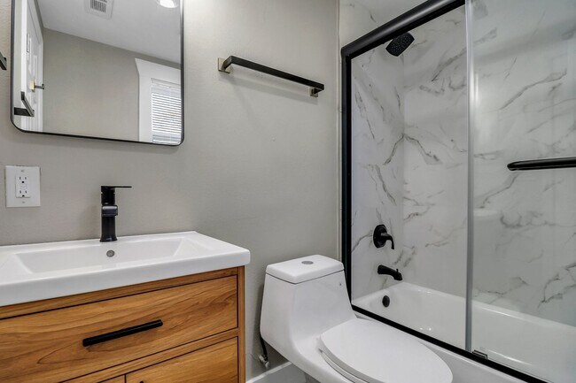 Building Photo - 3 BED | 2 BATH | REAR OFF-STREET PARKING | AVAILABLE MID-NOVEMBER