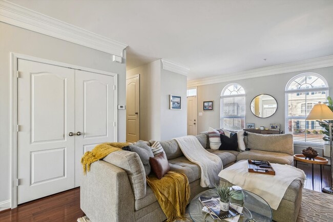 Building Photo - 605 S Cherry Grove Ave