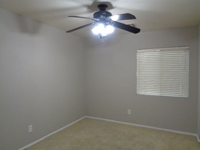 Building Photo - Cozy 3 bedroom home in Goodyear! Large bac...