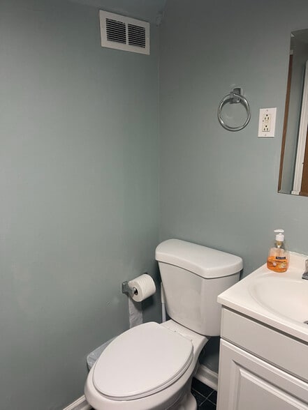 Building Photo - 4926 W Medill Ave