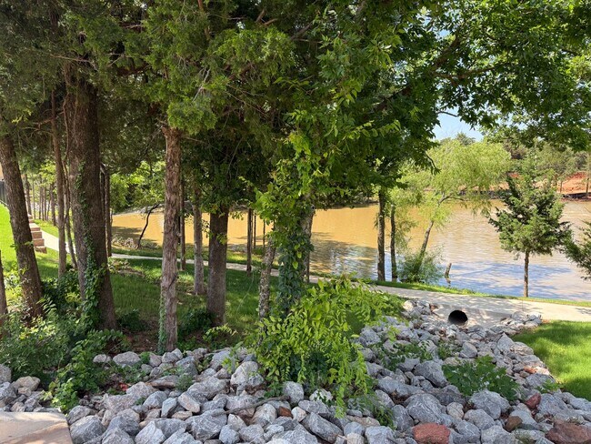 Building Photo - Fall special! flexible terms and easy move in!! 3 bed 2 bath 2 car in bungalow Heights, beautiful...