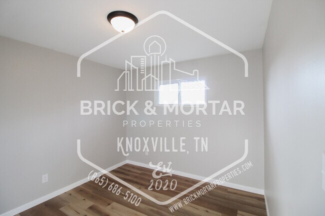 Building Photo - 513 S Cedar St