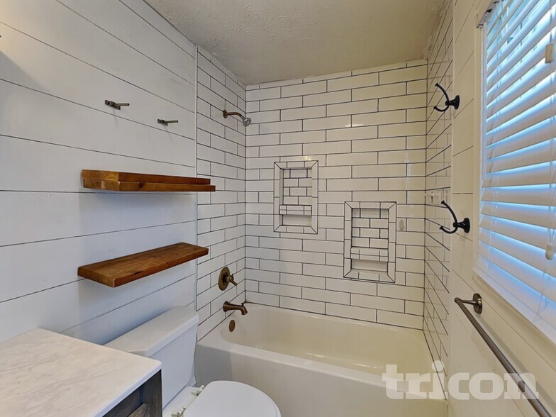 Building Photo - 414 River Point Dr