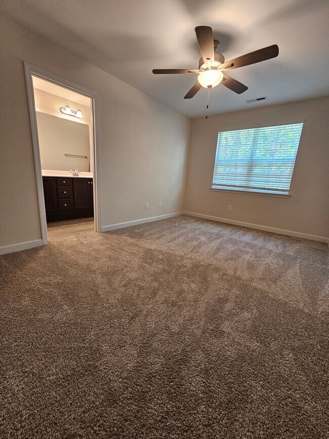 Building Photo - 3 Year Old Townhome in Marshall Farm!
