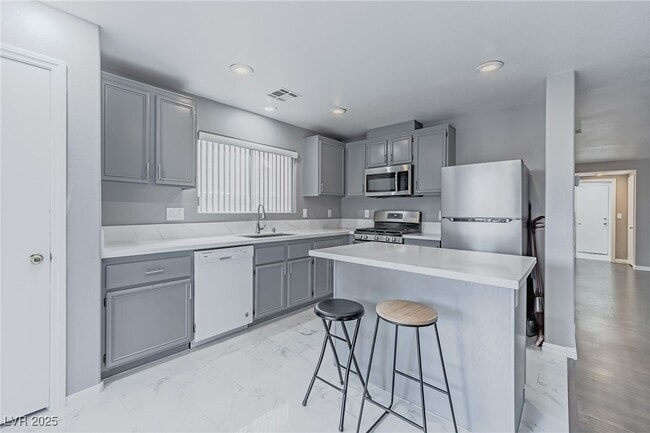 Building Photo - 776 Anacapri St