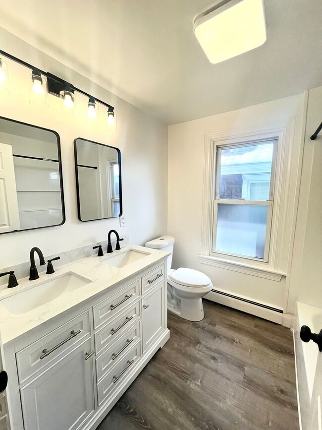 Building Photo - Spacious 4 Bedroom Home Available Now!