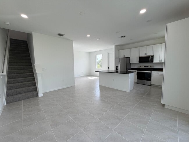 Building Photo - 4402 Longwood Lake Sq