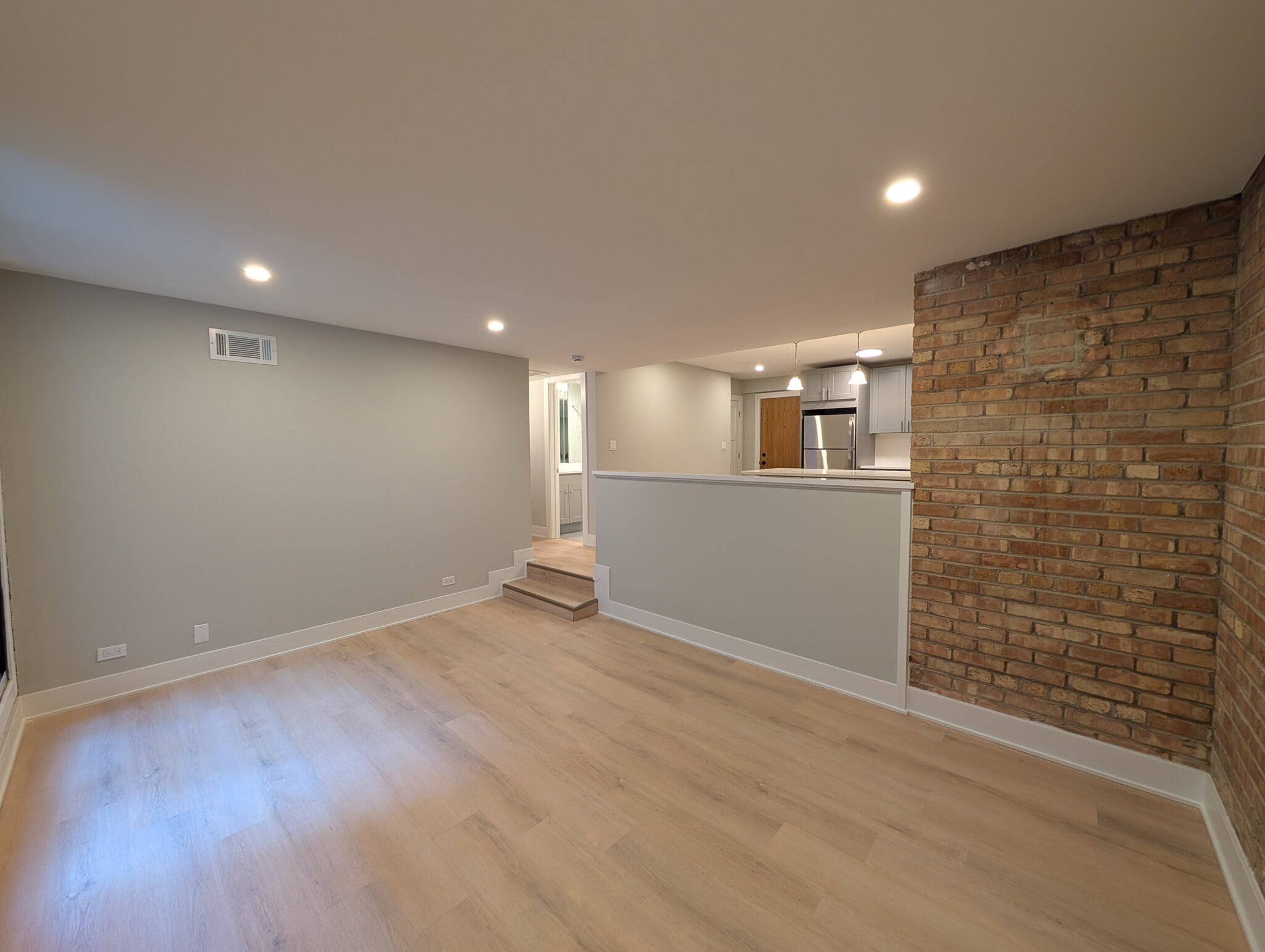 Building Photo - 1214 N La Salle Dr