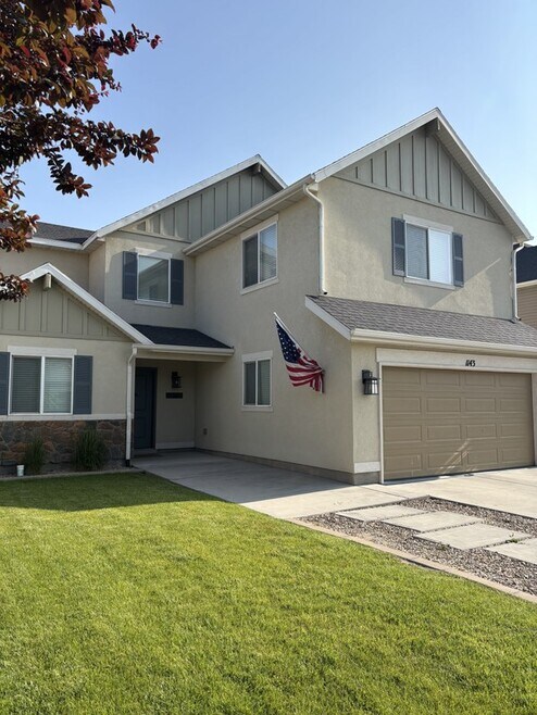 Building Photo - 1143 Surrey Dr