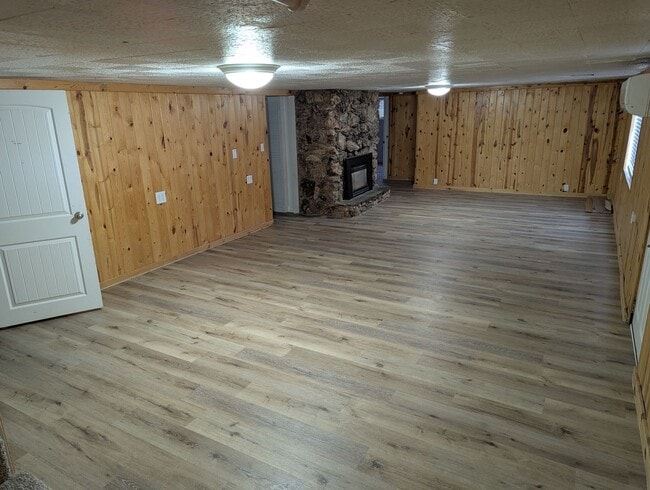 Building Photo - 441 Maple Dr