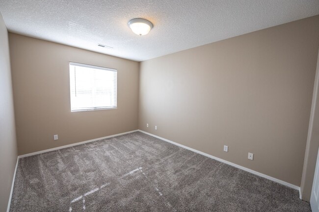 Building Photo - Three bedroom home with a bonus room and Air Conditioning - Built in 2000