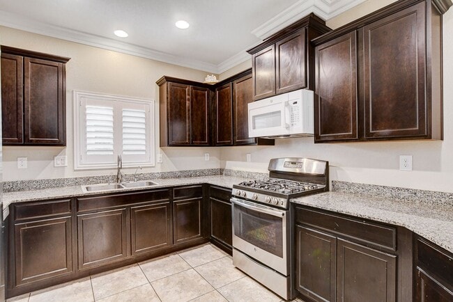 Building Photo - Spacious four bedroom in the Southwest