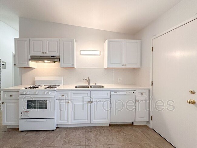 Building Photo - 2204 Carnegie Ln