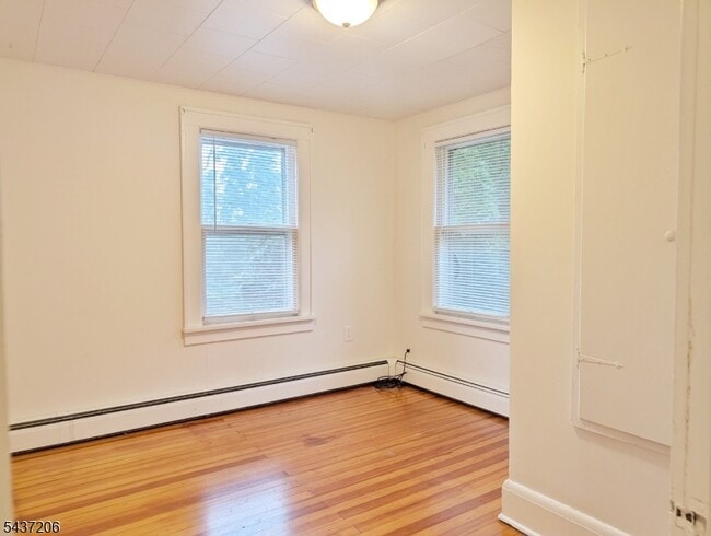 Building Photo - 836 River Rd