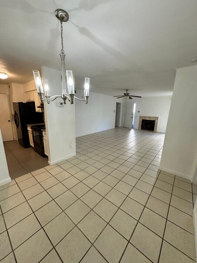 Building Photo - 9797 Leawood Blvd